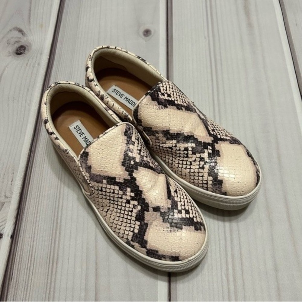 Steve Madden Gills beige snake flatform sneakers. Size 7.5.